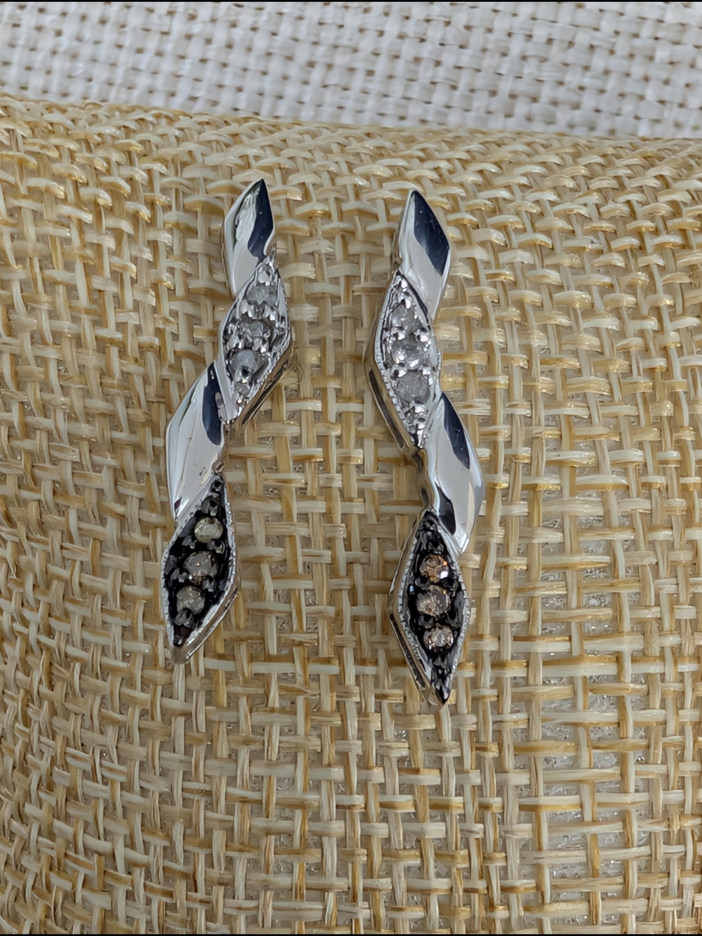10K Solid White Gold Champagne & White Diamond Twist Drop Earrings 0.20 CTW - Picture 1 of 16